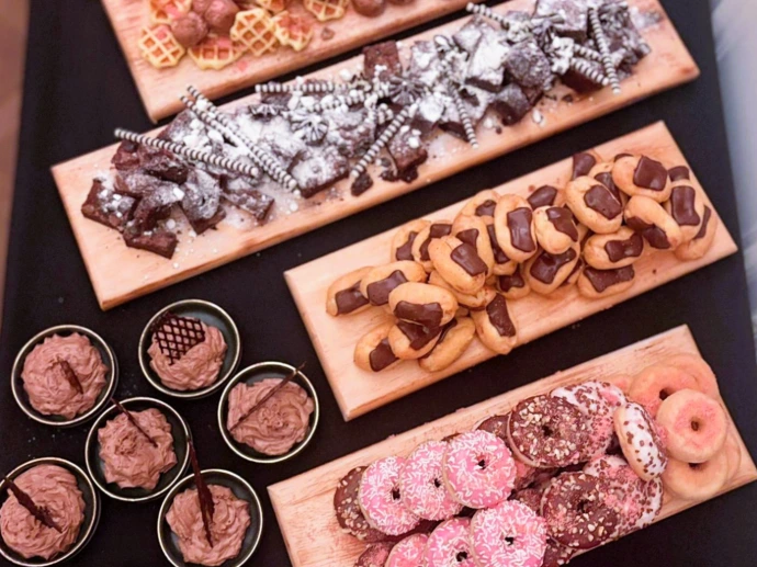 Presentatie van verschillende soorten fijne vleeswaren en tapas.