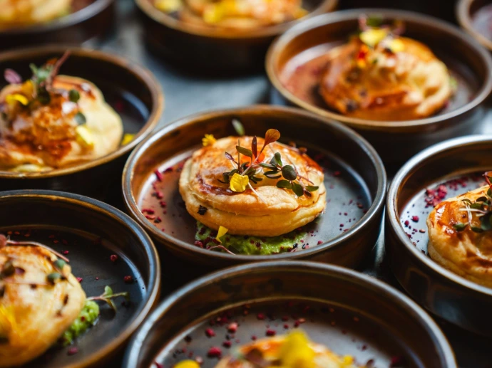 Diverse kleine kommen met gastronomische hapjes.